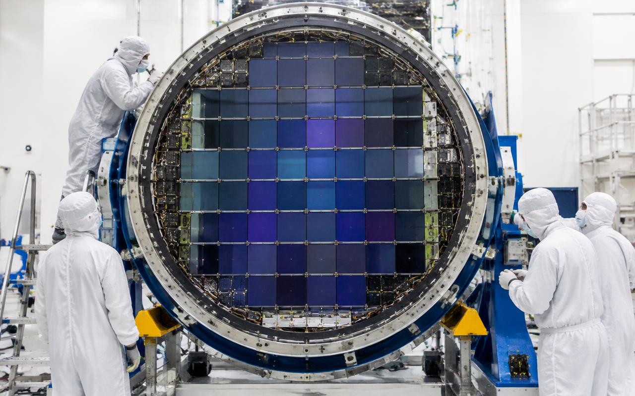 LSST-kamerans brännviddsplan med sina 189 sensorer monteras i renrummet vid SLAC National Accelerator Laboratory i Kalifornien. Kameran tog över tio år att bygga.